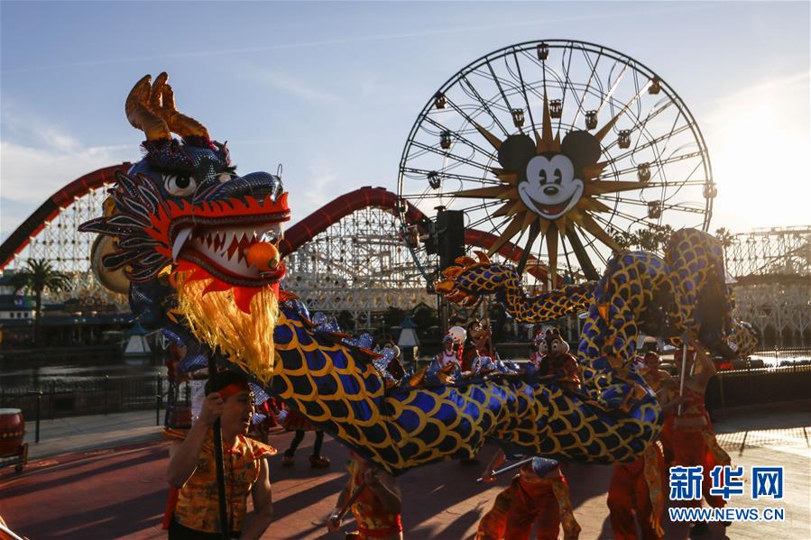 （國際&middot;圖文互動）（3）通訊：美國迪士尼加州冒險樂園紅紅火火迎鼠年