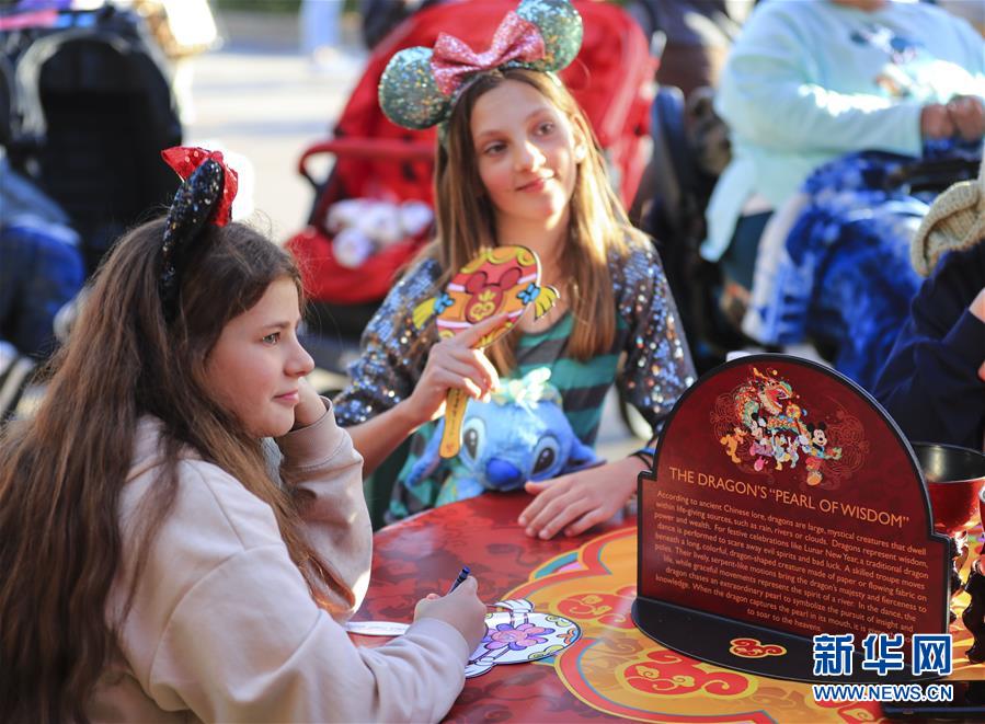 （國際&middot;圖文互動）（5）通訊：美國迪士尼加州冒險樂園紅紅火火迎鼠年