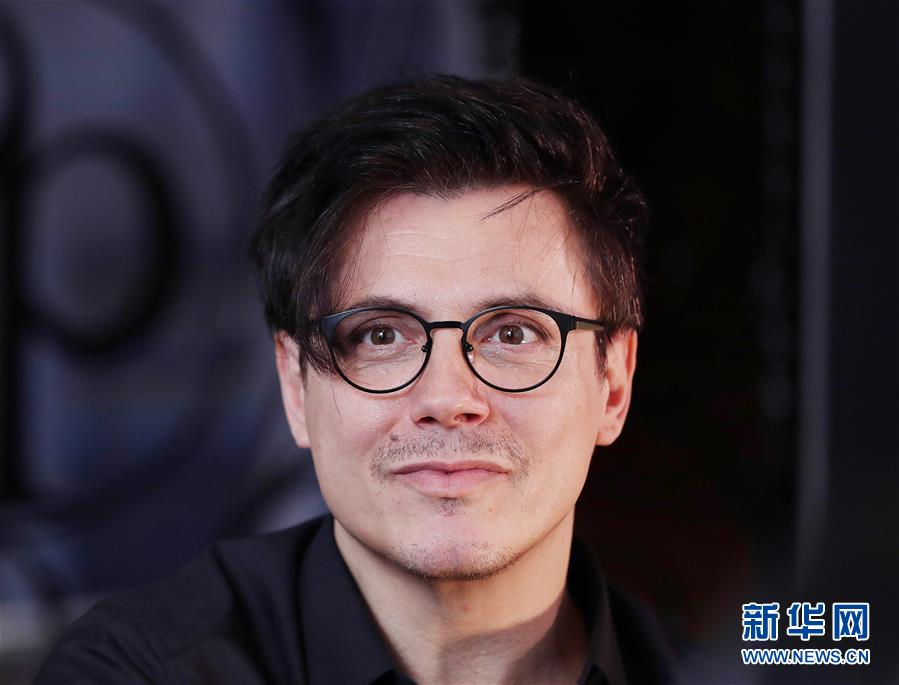 （國(guó)際&middot;圖文互動(dòng)）（6）通訊：手牽手，我們共同驅(qū)散陰霾&mdash;&mdash;法國(guó)音樂(lè)人創(chuàng)作抗疫歌曲背后的故事