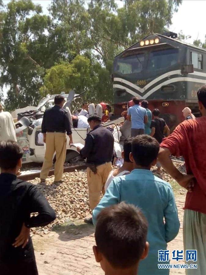 （國(guó)際）（6）巴基斯坦客運(yùn)列車(chē)和巴士相撞事故致19人死亡