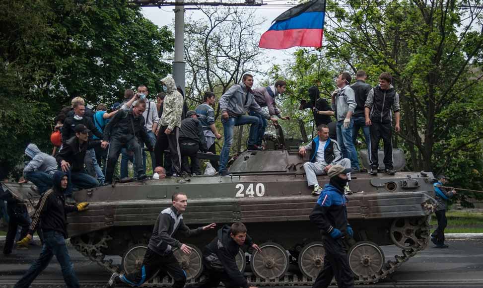 親俄武裝分子繳獲烏克蘭軍隊裝甲運(yùn)兵車