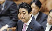 安倍與其搶話筒 莫如先學(xué)著&ldquo;閉嘴&rdquo;
