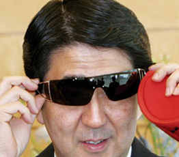 2015，安倍會繼續(xù)"暴走"嗎？