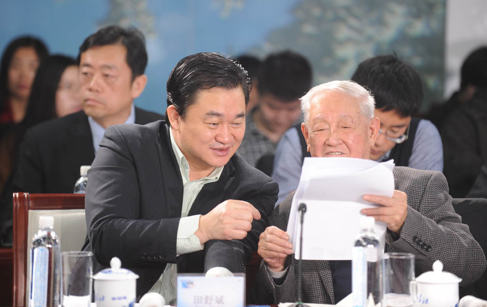 新華網(wǎng)董事長(zhǎng)、總裁田舒斌與軍事科學(xué)院原副院長(zhǎng)糜振玉在現(xiàn)場(chǎng)交流