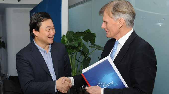 新華網(wǎng)董事長、總裁田舒斌會見丹麥駐華大使裴德盛