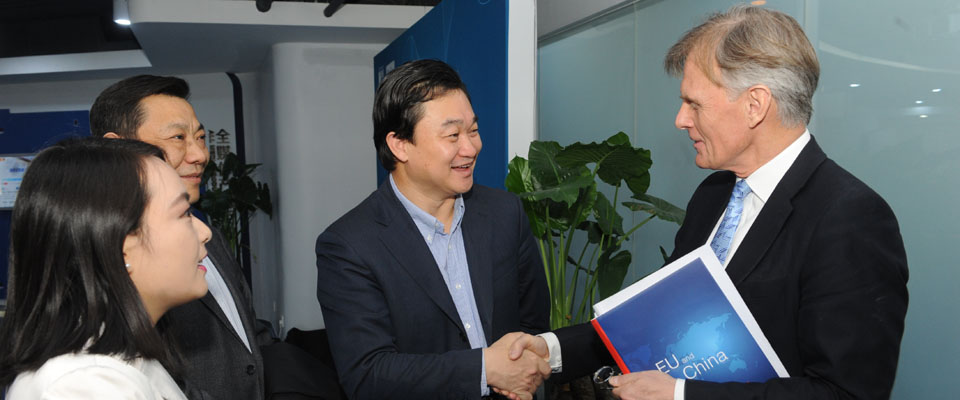 新華網(wǎng)董事長、總裁田舒斌會見丹麥駐華大使裴德盛