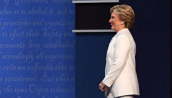 &ldquo;郵件門(mén)&rdquo;發(fā)酵：希拉里的&ldquo;水門(mén)丑聞&rdquo;還是FBI非法干政？