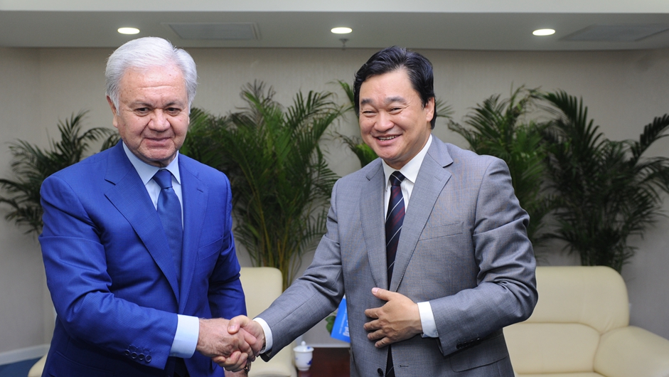 新華網(wǎng)董事長、總裁田舒斌與上海合作組織秘書長阿利莫夫親切握手