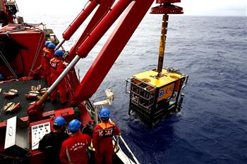 &ldquo;科學(xué)&rdquo;號在麥哲倫海山展開綜合調(diào)查