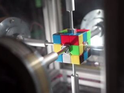 快！機器高手復原魔方 0.38秒破世界紀錄
