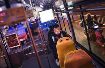 夜深了，他們還沒睡