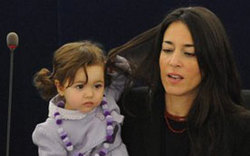 &ldquo;小萌女&rdquo;成歐洲議會會議?？?高清組圖)