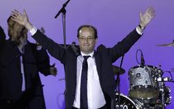 法國當選總統(tǒng)奧朗德在巴黎參加慶?；顒?組圖)