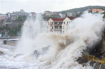 臺(tái)風(fēng)&ldquo;瑪莉亞&rdquo;逼近　溫嶺沿海巨浪拍岸